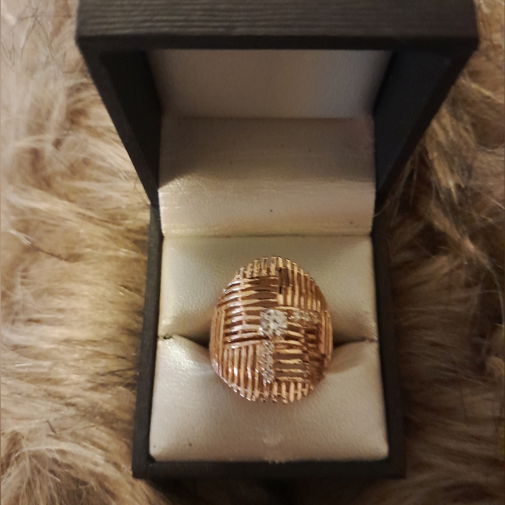 Women's Beautiful Gold Tone Fashion Ring With Rhinestones Size:8  Source Unknown